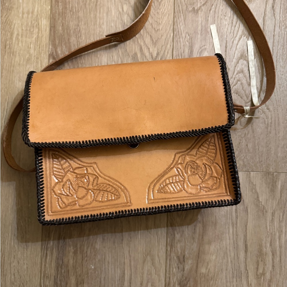 Elegant Tan Leather Shoulder Bag